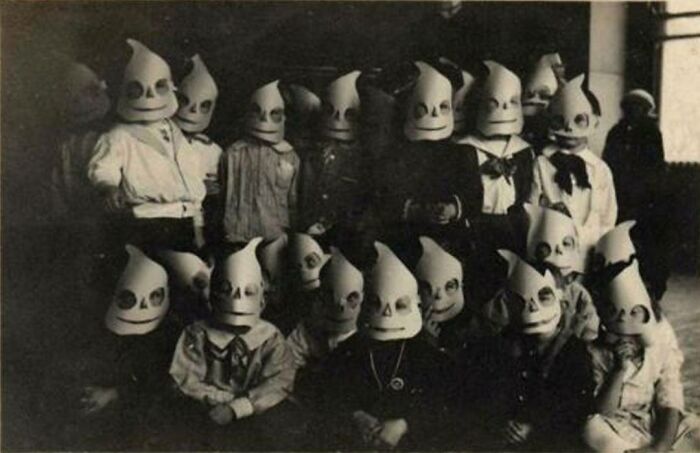 92 Old Black & White Pics You Might Enjoy If You Like Everything Odd And Creepy