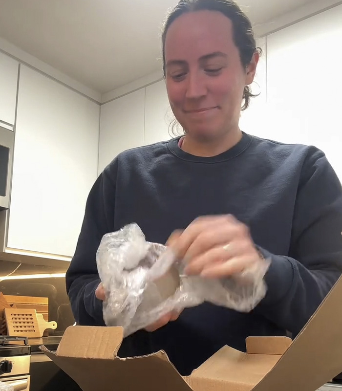 &ldquo;He Needs To Run&rdquo;: Fianc&eacute;&rsquo;s Mug Gift Ignites Huge Relationship Debate Online