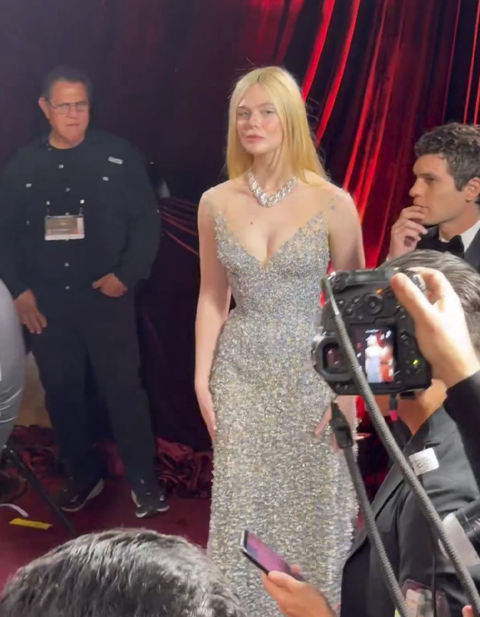 &ldquo;Electric Head&rdquo;: Elle Fanning&rsquo;s Golden Globes Look Sparks Divided Fan Reactions