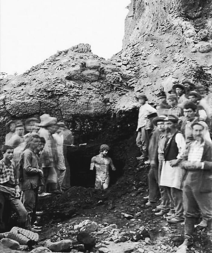 113 Photographs That Show The Sad, Beautiful, And Sometimes Horrific History Of Humanity