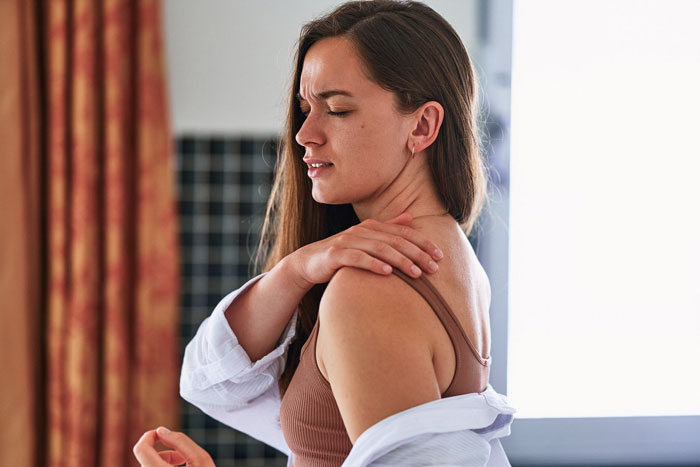 Guy Chooses Sleep Over GF’s Health Emergency, Rolls Over In Bed While She Waits For An Ambulance