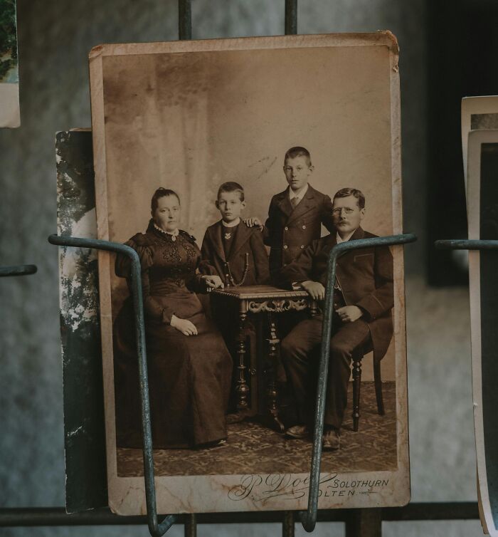 32 People Spill The Tea On Their Biggest Family Secrets