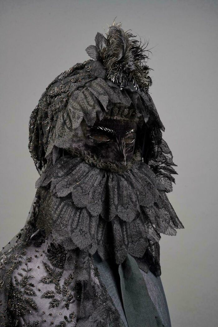 27 Creepy Old-School Photos That Feel Slightly Cursed (New Pics)