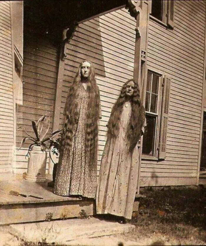 27 Creepy Old-School Photos That Feel Slightly Cursed (New Pics)