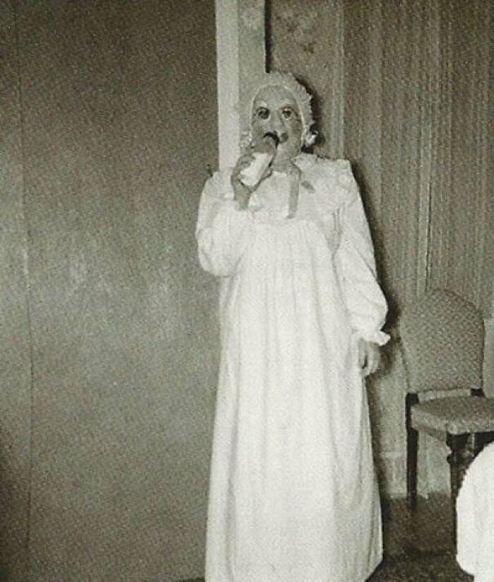 27 Creepy Old-School Photos That Feel Slightly Cursed (New Pics)