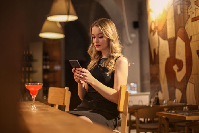 Woman Meets A Guy In A Bar, Wakes Up To Him Having A Whole Conversation With Himself In Her Chat Woman Meets A Guy In A Bar, Wakes Up To Him Having A Whole Conversation With Himself In Her Chat