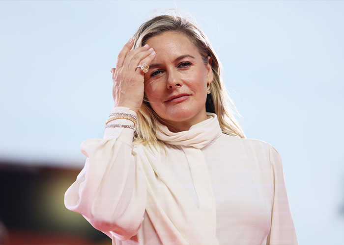 Alicia Silverstone “Glitching” At The Golden Globes Goes Viral As Past Controversies Resurface