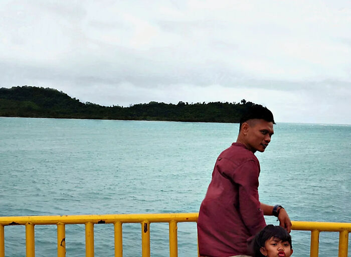 This Photographer Captured 40 Street Shots So Perfectly Timed, You Might Need To Do A Double Take