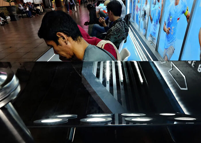 This Photographer Captured 40 Street Shots So Perfectly Timed, You Might Need To Do A Double Take