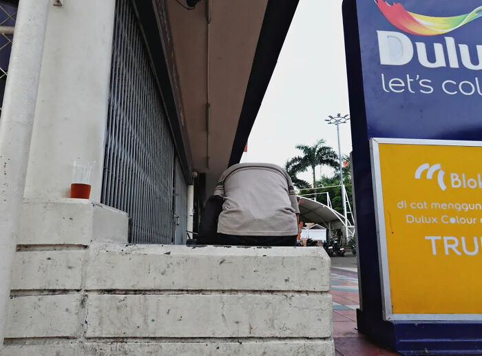 This Photographer Captured 40 Street Shots So Perfectly Timed, You Might Need To Do A Double Take