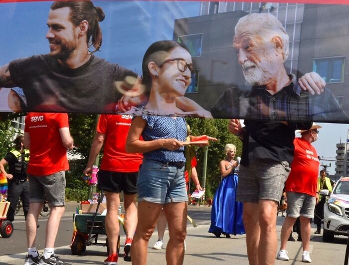 This Photographer Captures Perfectly Timed Street Coincidences In 50 Photos