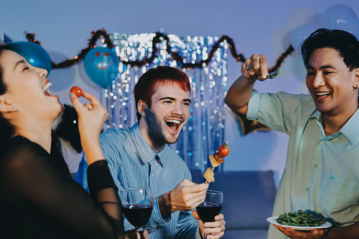 Guy Suspects His GF Is Cheating On Him With His Roommate, Finds A Smart Way Expose Them