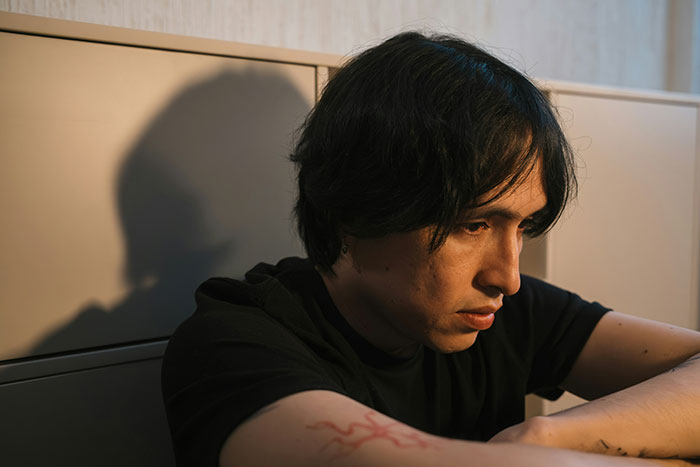 Guy Suspects His GF Is Cheating On Him With His Roommate, Finds A Smart Way Expose Them