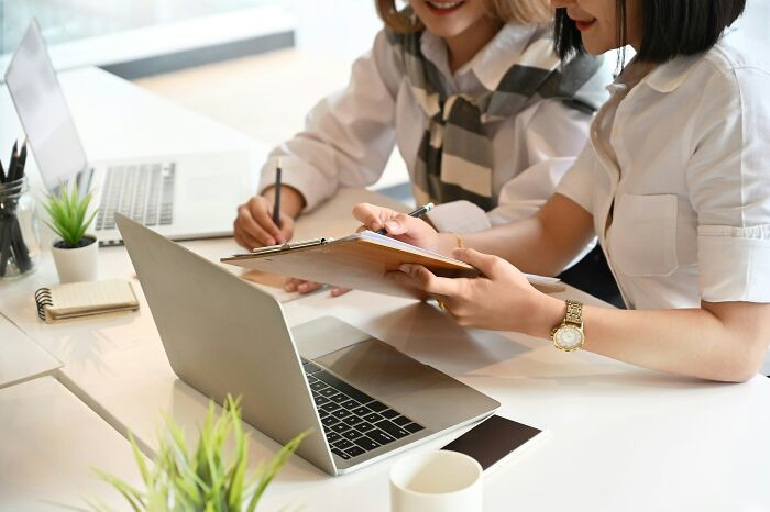 35 Reddit Stories About The Worst Coworkers Ever Who Made Work Feel Like A Nightmare