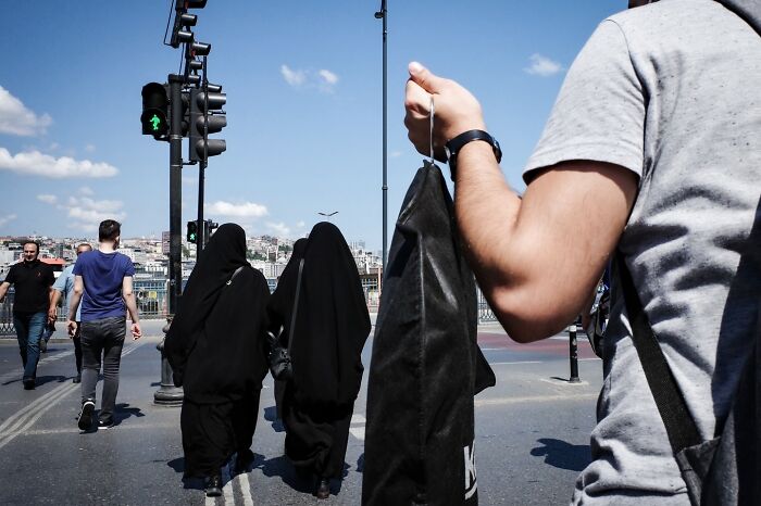 35 Street Photos That Prove Timing Is Everything, As Shared On This Instagram Page