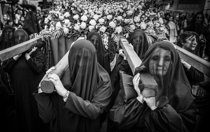 35 Street Photos That Prove Timing Is Everything, As Shared On This Instagram Page