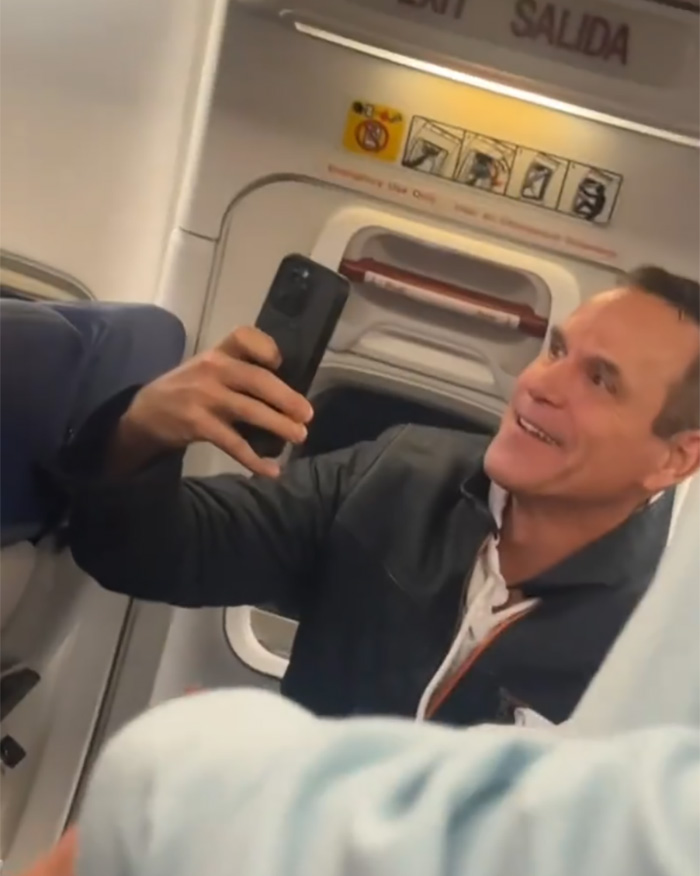 “Steroids Are Bad:” Bodybuilder Removed From Flight After Erupting With Fury At Elderly Passenger