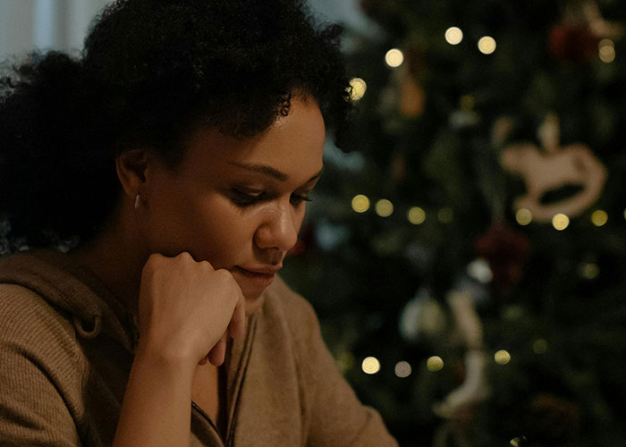 Woman Feels Bad For Being Ungrateful For Gifts From Husband, People Agree His Gifts Are Abhorrent