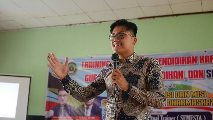 48 People Share The Weirdest Teacher Behavior They Witnessed In Class