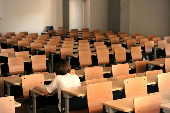 48 People Share The Weirdest Teacher Behavior They Witnessed In Class