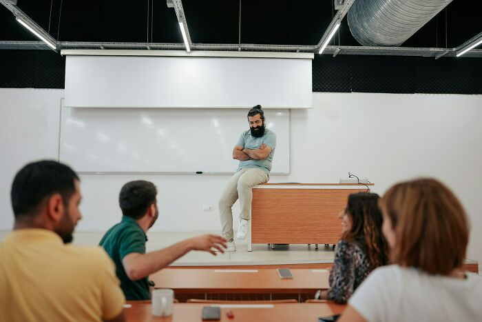 48 People Share The Weirdest Teacher Behavior They Witnessed In Class