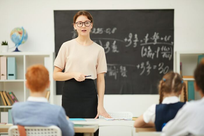 48 People Share The Weirdest Teacher Behavior They Witnessed In Class