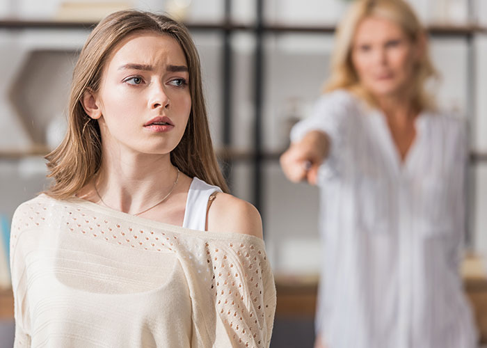 Drama Ensues When A Babysitter Got A Child A Birthday Gift In A “No Birthday” Family