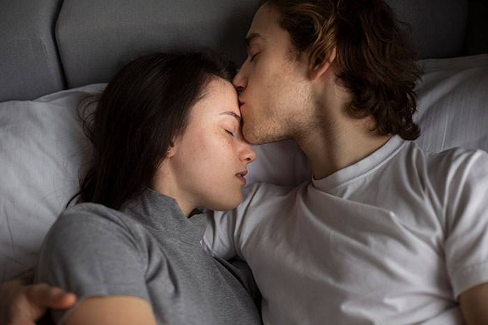 Man’s Lovey-Dovey Ritual Annoys Tired GF, She&rsquo;s Fed Up With His Morning Kisses And &ldquo;I Love Yous&rdquo;