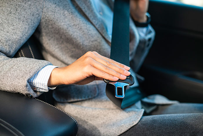 Woman Refuses To Drive Until All Friends Buckle Seat Belts, They Hold Grudge Over Ruined Road Trip Woman Refuses To Drive Until All Friends Buckle Seat Belts, They Hold Grudge Over Ruined Road Trip