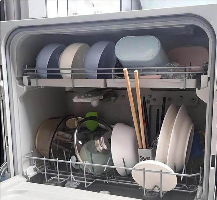 “Divorce Him”: Husband Violently Trashes Home After Wife Buys $215 Dishwasher Without Telling Him “Divorce Him”: Husband Violently Trashes Home After Wife Buys $215 Dishwasher Without Telling Him