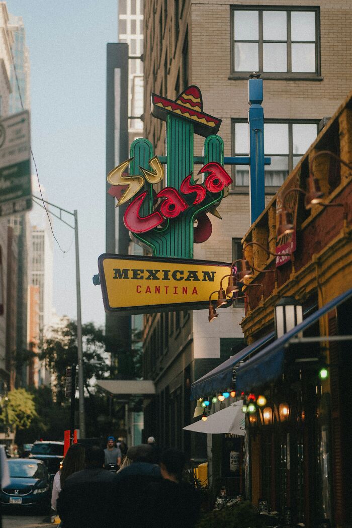 I Got Stuck In A Restaurant With A Boss, A Laptop, And A Loud 20-Person Meeting