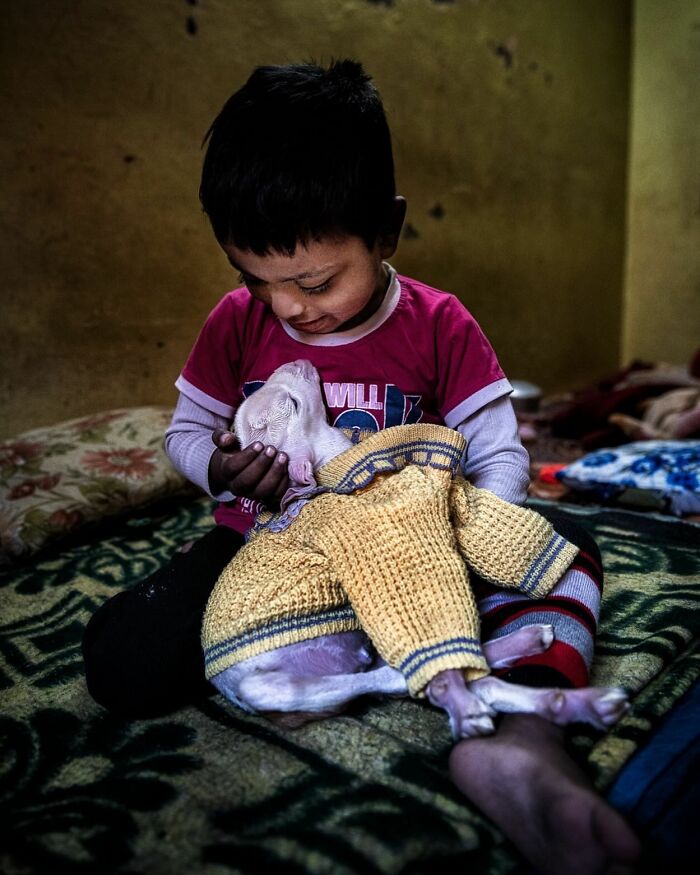 This Street Photographer Captures Raw And Human Moments In Everyday Life (40 Pics)