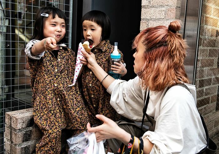 This Street Photographer Captures Raw And Human Moments In Everyday Life (40 Pics)