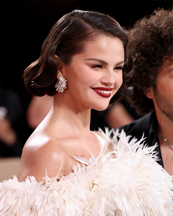 Fans Blame Plastic Surgery For Selena Gomez’s “Unhinged” Transformation In Recent Snaps