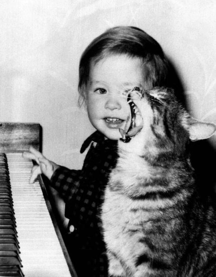 44 Vintage Photos Showing Famous People And Ordinary Folks Equally Obsessed With Cats (New Pics) 44 Vintage Photos Showing Famous People And Ordinary Folks Equally Obsessed With Cats (New Pics)