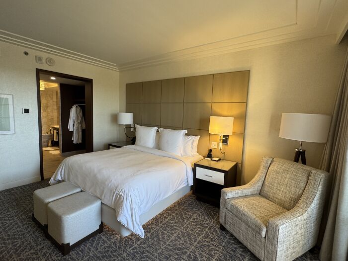 I Expected Crowds And Chaos In Central Florida, But What I Found Was Silence, Beauty, And Real Emotion I Expected Crowds And Chaos In Central Florida, But What I Found Was Silence, Beauty, And Real Emotion