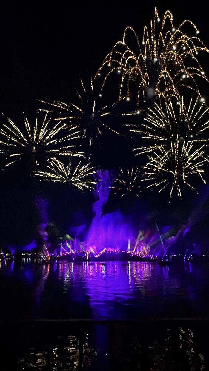 I Expected Crowds And Chaos In Central Florida, But What I Found Was Silence, Beauty, And Real Emotion I Expected Crowds And Chaos In Central Florida, But What I Found Was Silence, Beauty, And Real Emotion