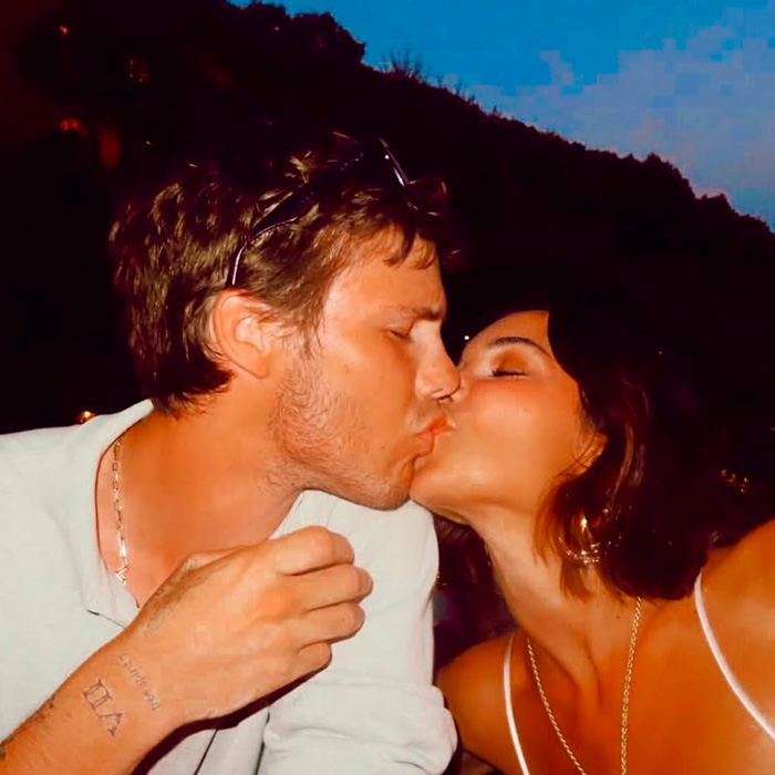 “How Old Is She?”: Cruz Beckham’s Outing With Mom LookAlike Girlfriend Sparks Buzz “How Old Is She?”: Cruz Beckham’s Outing With Mom LookAlike Girlfriend Sparks Buzz