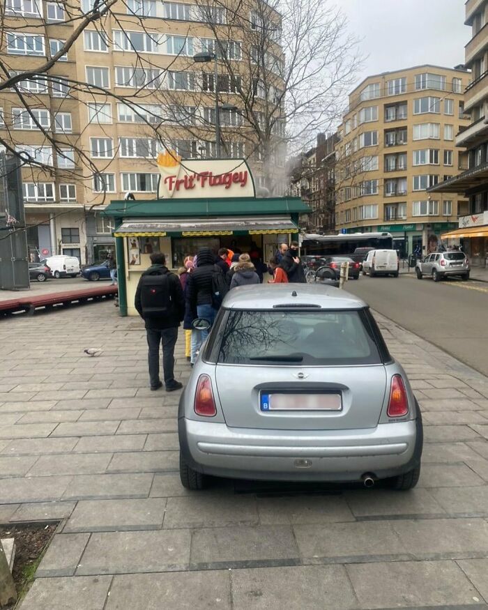 95 Of The Weirdest And Most Unhinged Things Seen On The Streets Of Brussels 95 Of The Weirdest And Most Unhinged Things Seen On The Streets Of Brussels