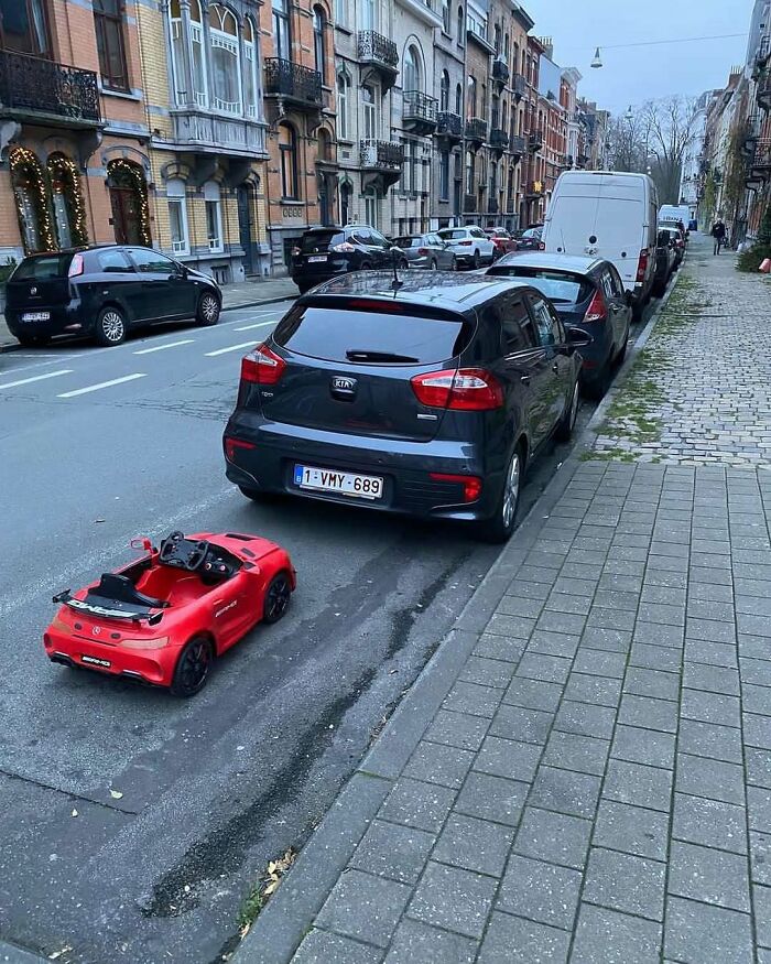 95 Of The Weirdest And Most Unhinged Things Seen On The Streets Of Brussels 95 Of The Weirdest And Most Unhinged Things Seen On The Streets Of Brussels