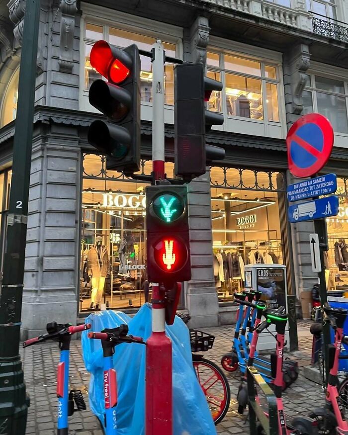 95 Of The Weirdest And Most Unhinged Things Seen On The Streets Of Brussels 95 Of The Weirdest And Most Unhinged Things Seen On The Streets Of Brussels