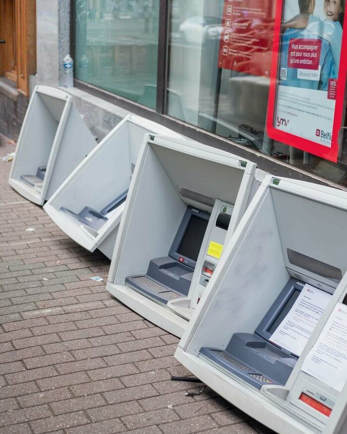 95 Of The Weirdest And Most Unhinged Things Seen On The Streets Of Brussels 95 Of The Weirdest And Most Unhinged Things Seen On The Streets Of Brussels