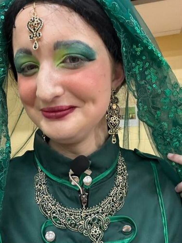 59 Times Stage Makeup Looks Magical On Stage And Mildly Cursed In Real Life 59 Times Stage Makeup Looks Magical On Stage And Mildly Cursed In Real Life