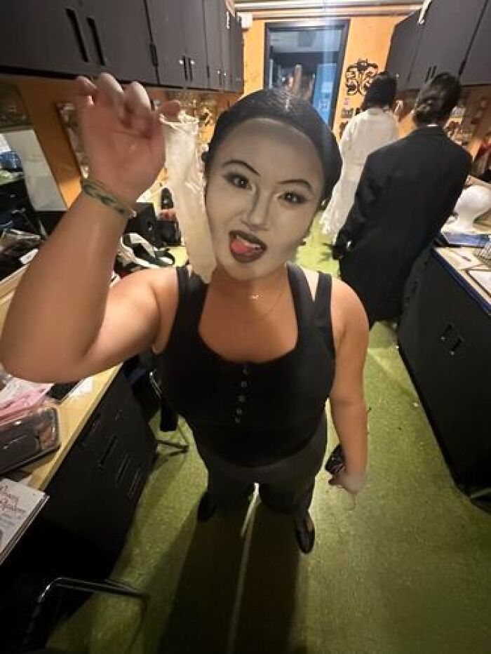 59 Times Stage Makeup Looks Magical On Stage And Mildly Cursed In Real Life 59 Times Stage Makeup Looks Magical On Stage And Mildly Cursed In Real Life