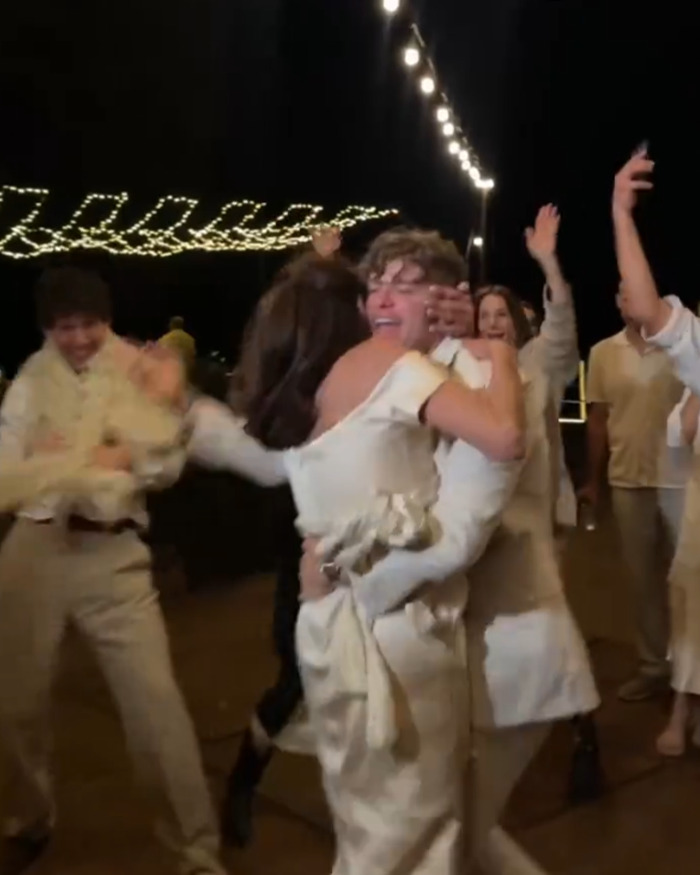 “In Victoria’s Defense”: Groom’s Mom’s Wild Wedding Dance Goes Viral Amid Beckham Family Fallout