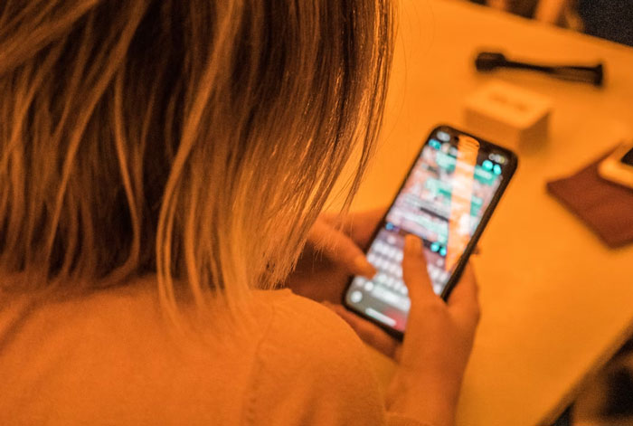 Woman Gets Suspicious And Texts Husband’s Best Friend Pretending To Be Him, She Falls Right Into Her Trap