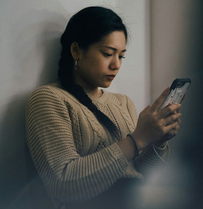 Woman Gets Suspicious And Texts Husband’s Best Friend Pretending To Be Him, She Falls Right Into Her Trap