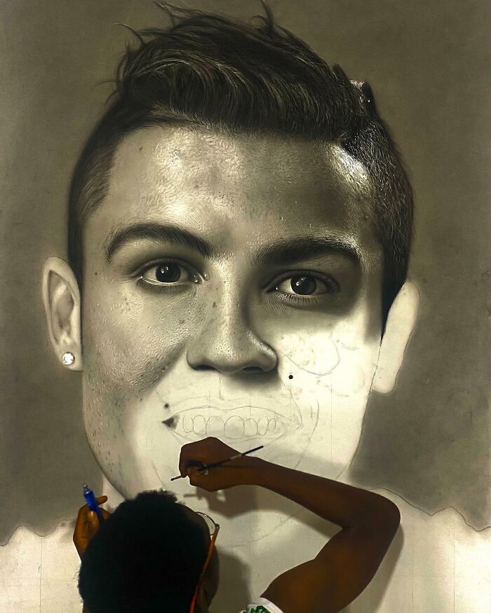 25 Behind-The-Scenes Photos Showing How This Artist’s Hyperrealistic Portraits Come To Life 25 Behind-The-Scenes Photos Showing How This Artist’s Hyperrealistic Portraits Come To Life