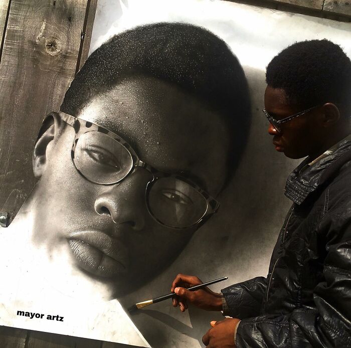 25 Behind-The-Scenes Photos Showing How This Artist’s Hyperrealistic Portraits Come To Life 25 Behind-The-Scenes Photos Showing How This Artist’s Hyperrealistic Portraits Come To Life