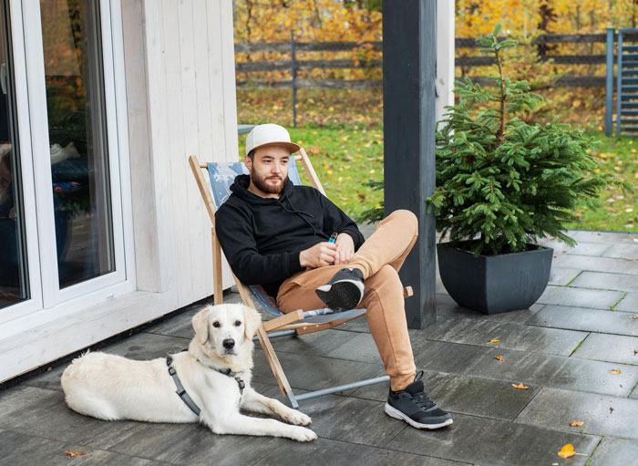 Entitled Parents Demand Neighbor Vanish From His Yard So Their Kids Can Play, Fume When He Refuses Entitled Parents Demand Neighbor Vanish From His Yard So Their Kids Can Play, Fume When He Refuses